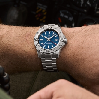 2023 Breitling Avenger Auto GMT 44 Kachel 2