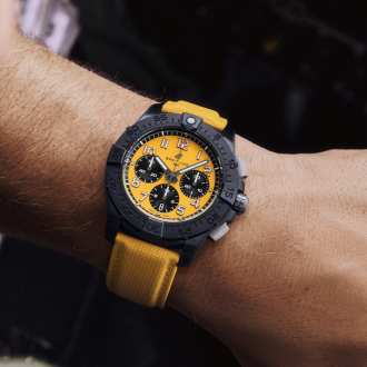 2023 Breitling Avenger Chrono 44 Night Mission Kachel 1