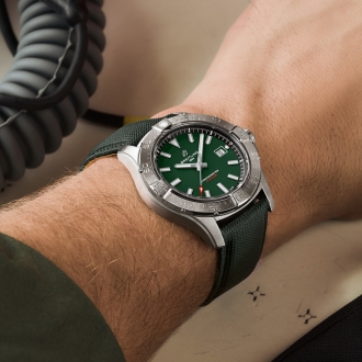 2023 Breitling Avenger Auto GMT 42 Kachel 2